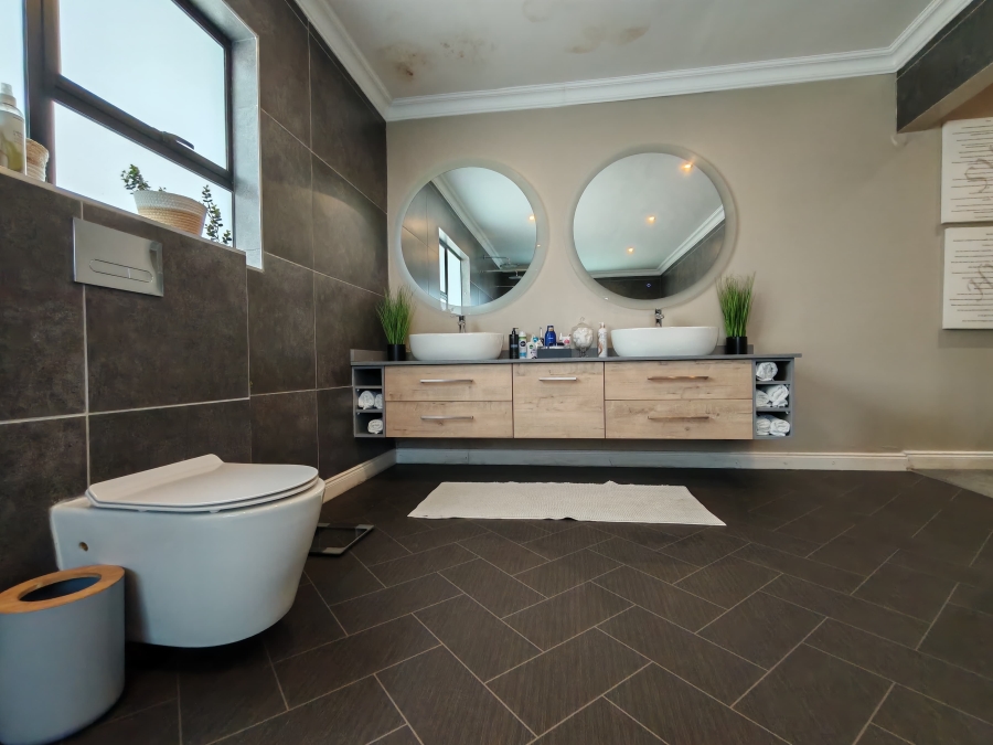 5 Bedroom Property for Sale in Three Rivers Proper Gauteng