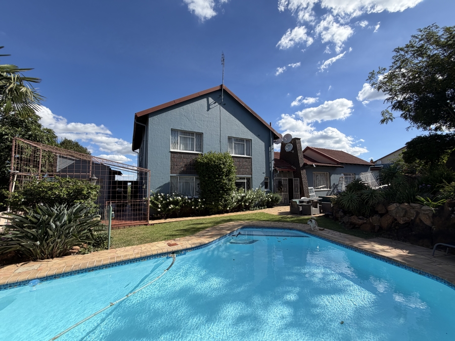 5 Bedroom Property for Sale in Oakdene Gauteng