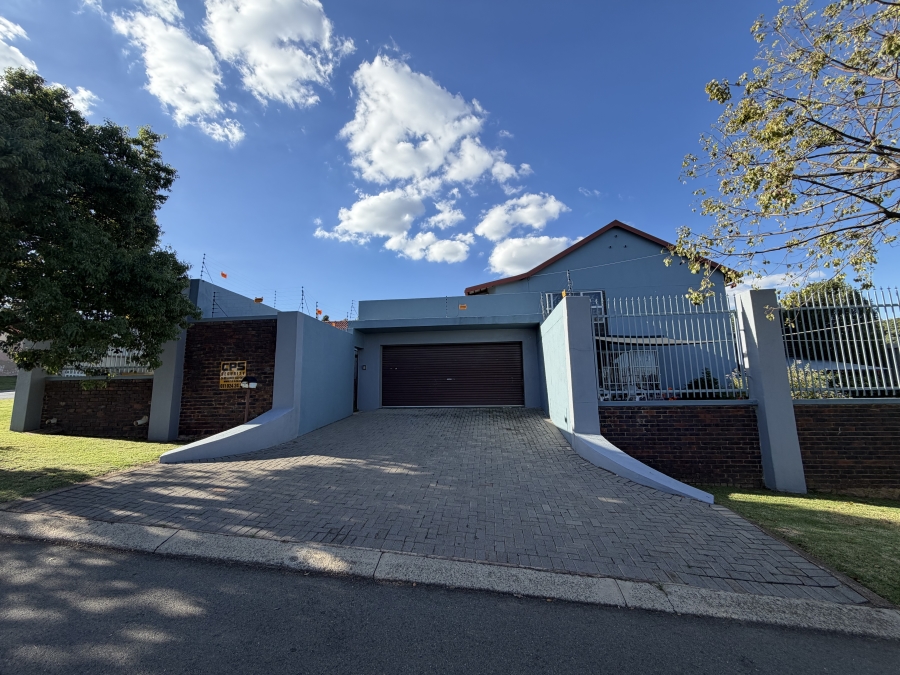 5 Bedroom Property for Sale in Oakdene Gauteng