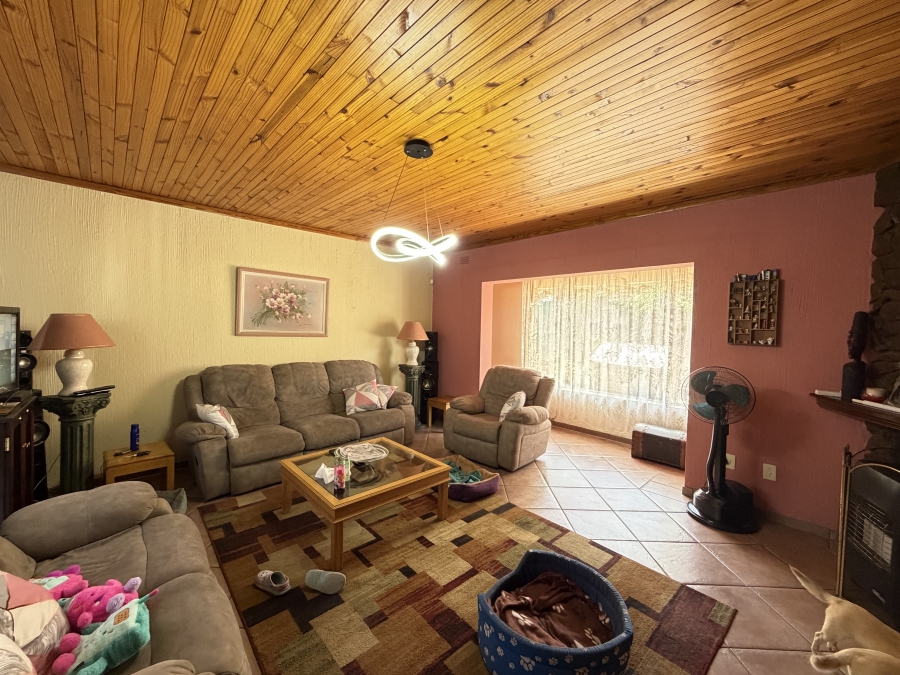 5 Bedroom Property for Sale in Oakdene Gauteng