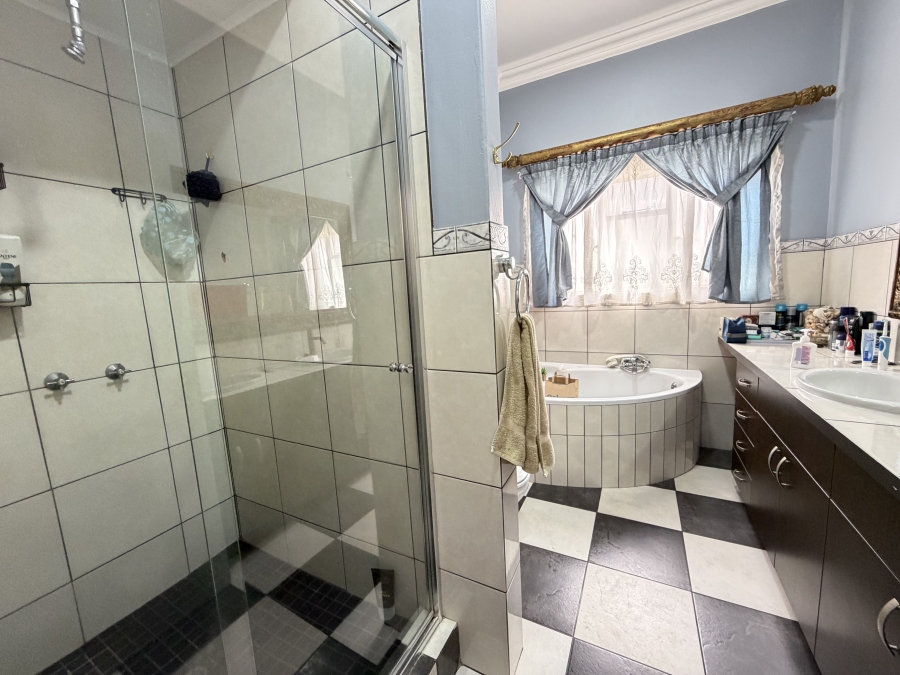 5 Bedroom Property for Sale in Oakdene Gauteng