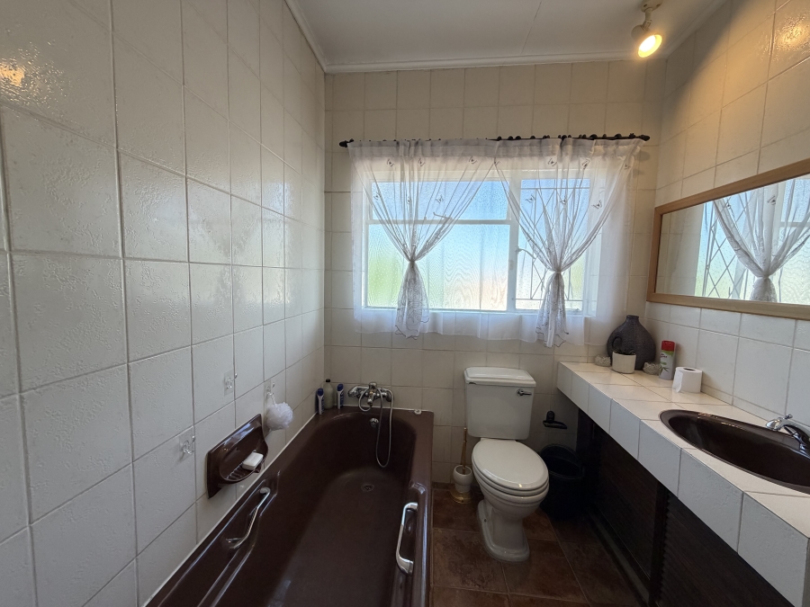 5 Bedroom Property for Sale in Oakdene Gauteng