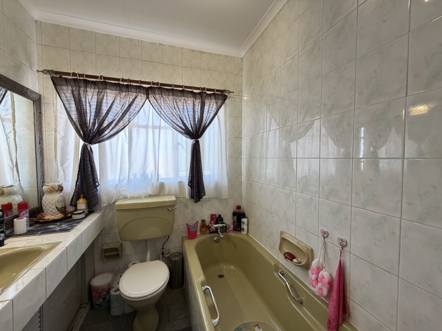 5 Bedroom Property for Sale in Oakdene Gauteng