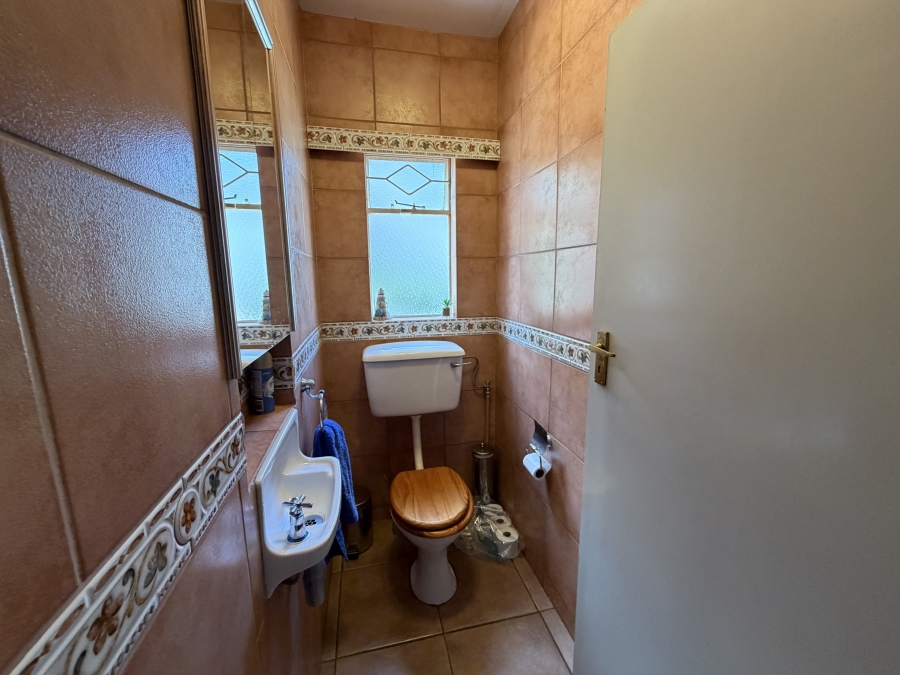 5 Bedroom Property for Sale in Oakdene Gauteng