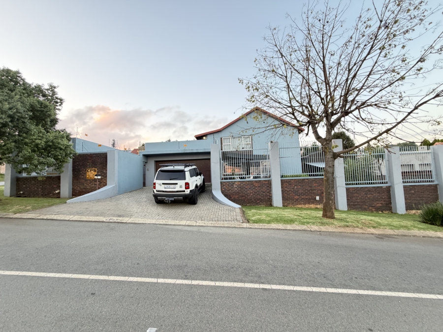 5 Bedroom Property for Sale in Oakdene Gauteng