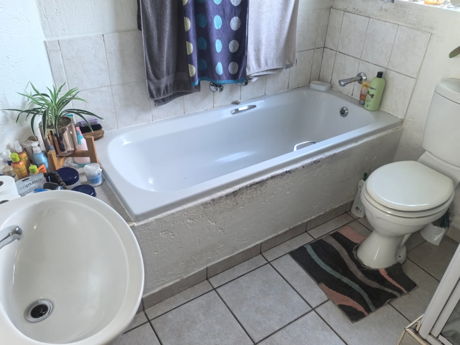 2 Bedroom Property for Sale in Wilgeheuwel Gauteng