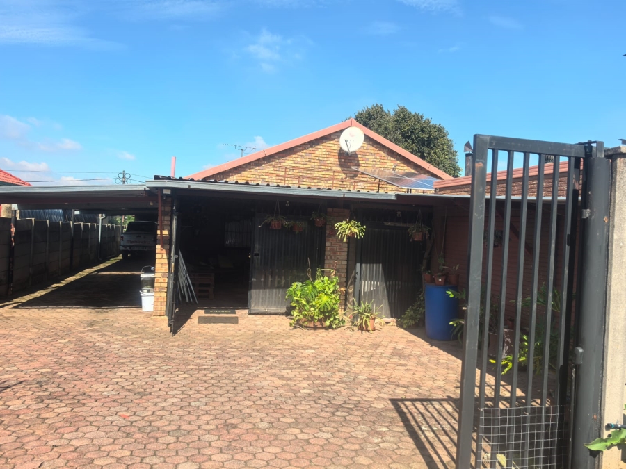 4 Bedroom Property for Sale in Roodepoort North Gauteng