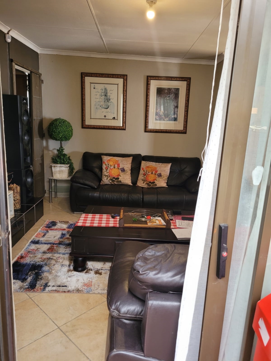 2 Bedroom Property for Sale in Fleurhof Gauteng