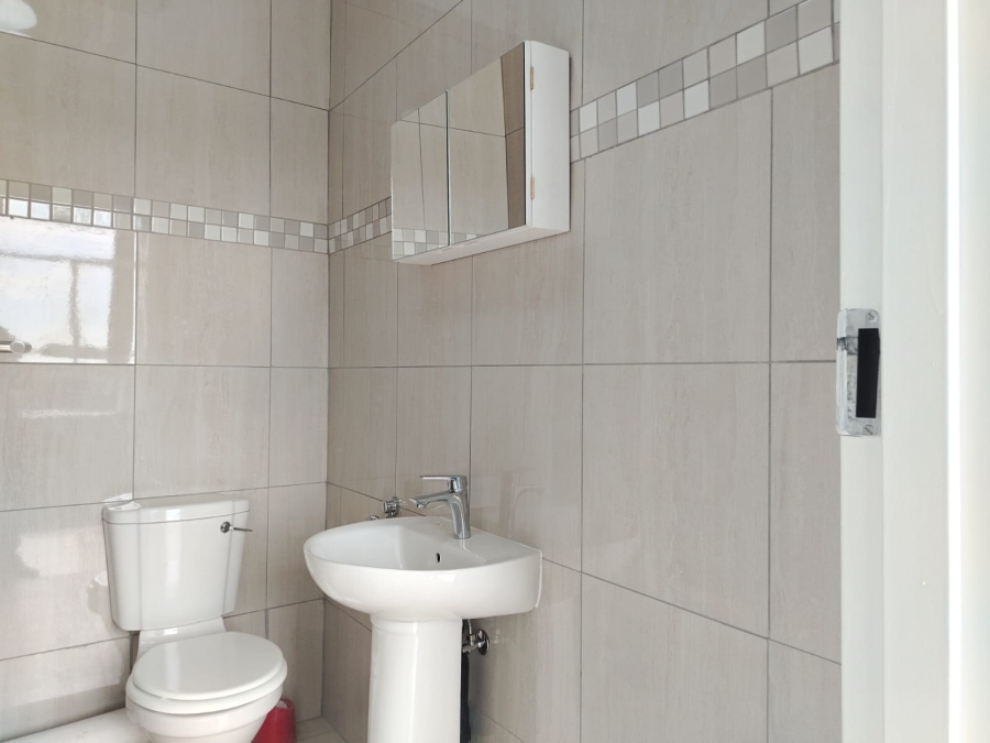 To Let 1 Bedroom Property for Rent in Helderkruin Gauteng