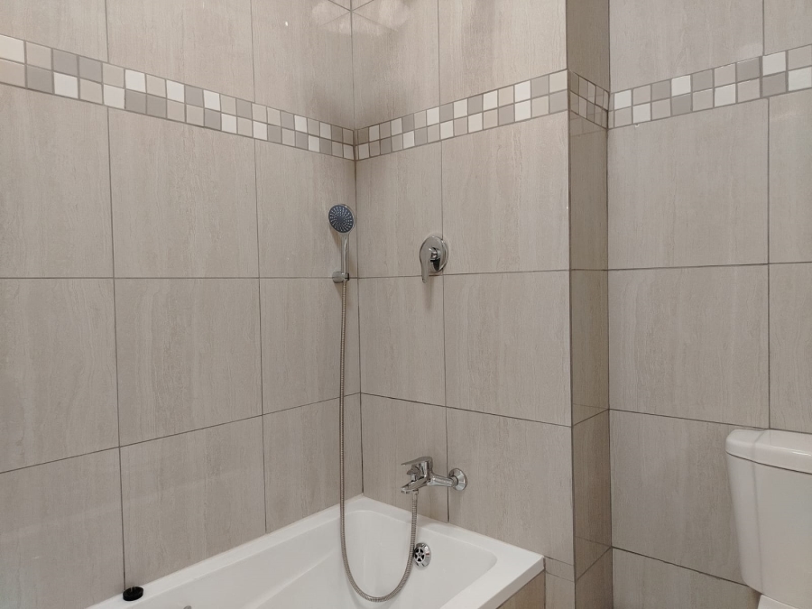 To Let 1 Bedroom Property for Rent in Helderkruin Gauteng