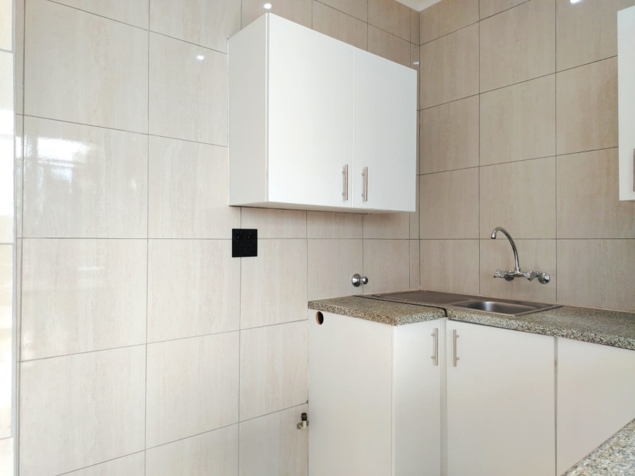 To Let 1 Bedroom Property for Rent in Helderkruin Gauteng