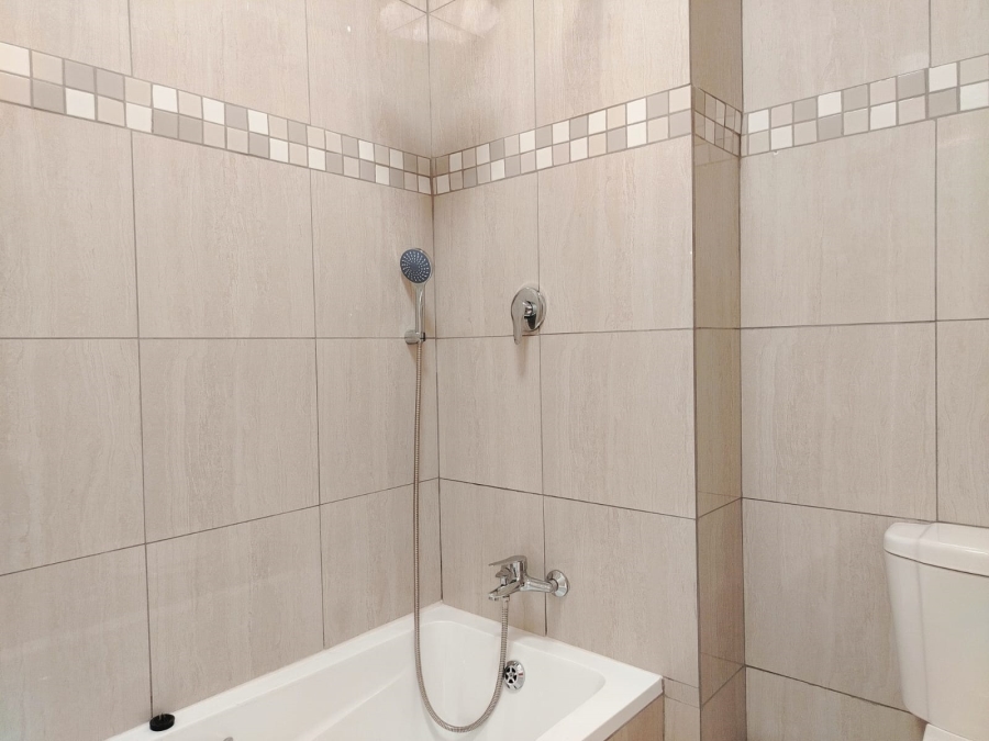 To Let 1 Bedroom Property for Rent in Helderkruin Gauteng