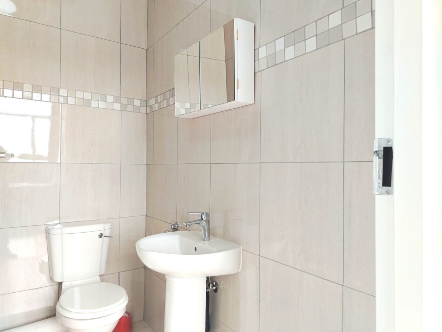 To Let 1 Bedroom Property for Rent in Helderkruin Gauteng