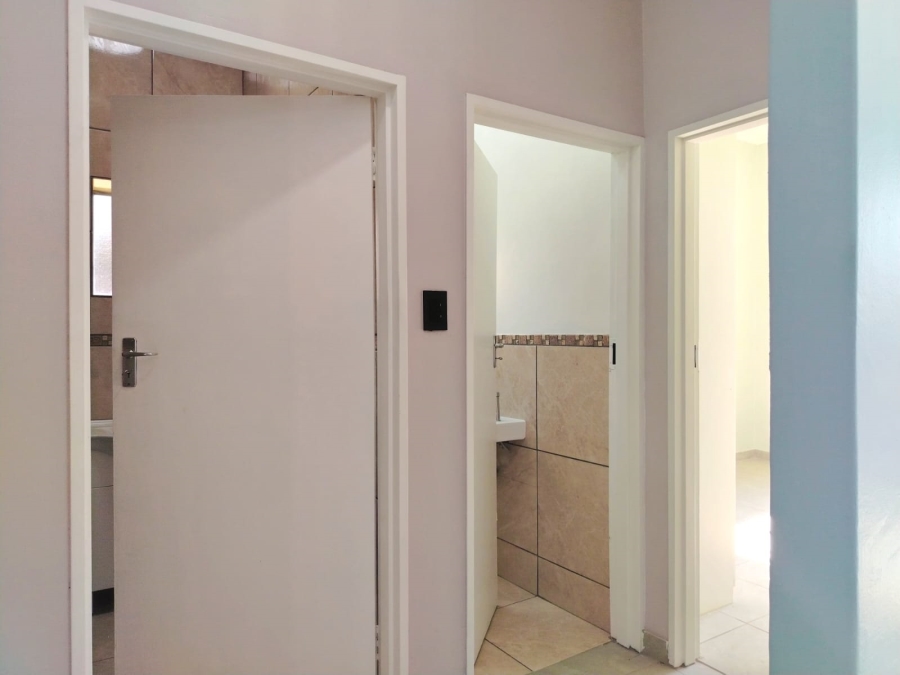 To Let 2 Bedroom Property for Rent in Helderkruin Gauteng