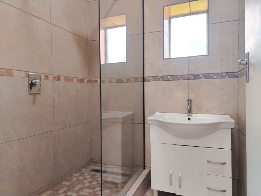 To Let 2 Bedroom Property for Rent in Helderkruin Gauteng