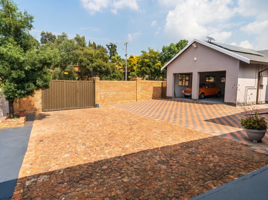 3 Bedroom Property for Sale in Glenanda Gauteng