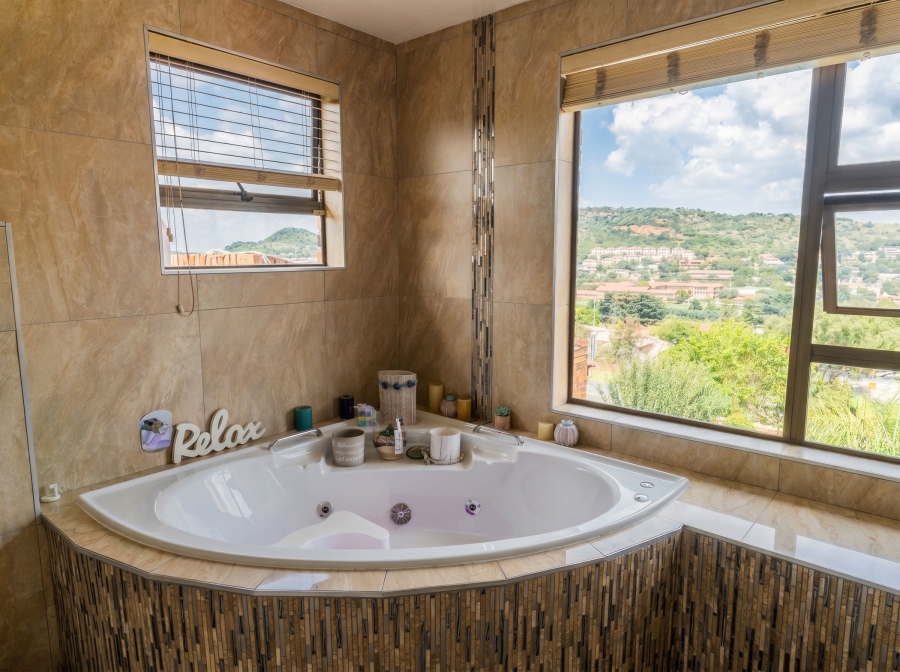 6 Bedroom Property for Sale in Winchester Hills Gauteng