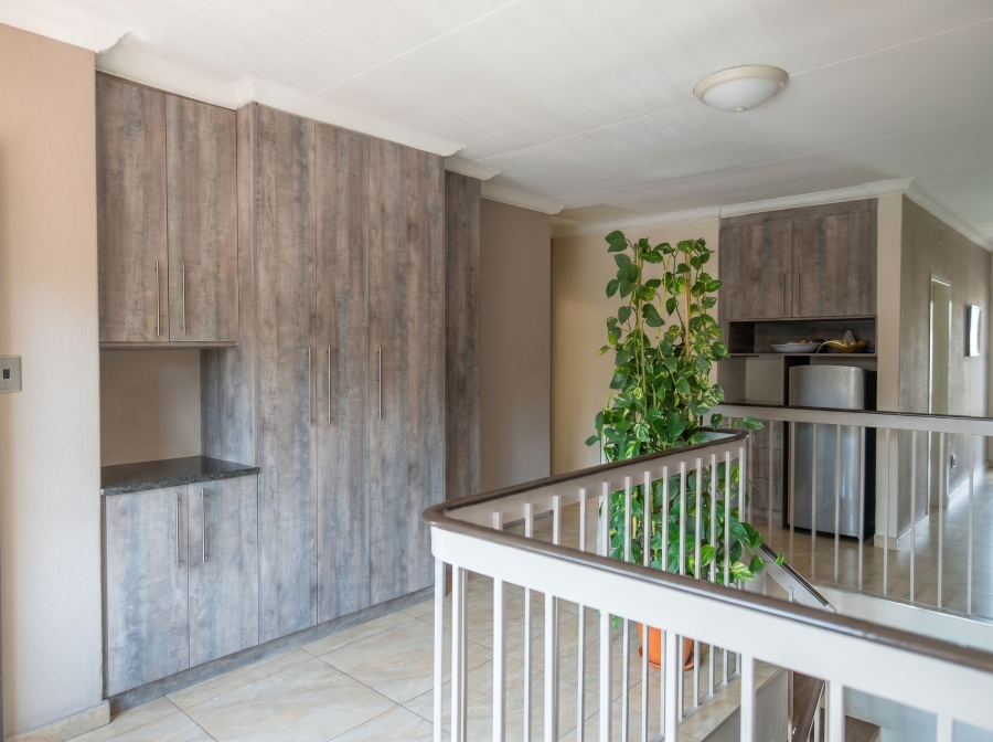 6 Bedroom Property for Sale in Winchester Hills Gauteng