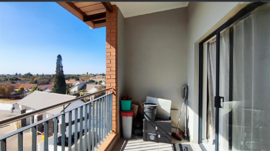 2 Bedroom Property for Sale in Glen Marais Gauteng