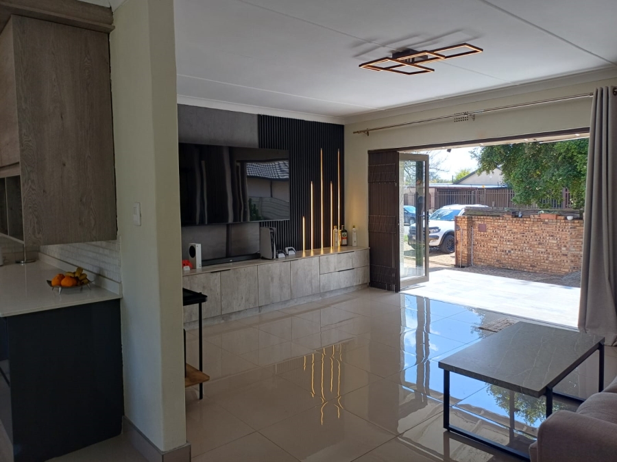 3 Bedroom Property for Sale in Buurendal Gauteng