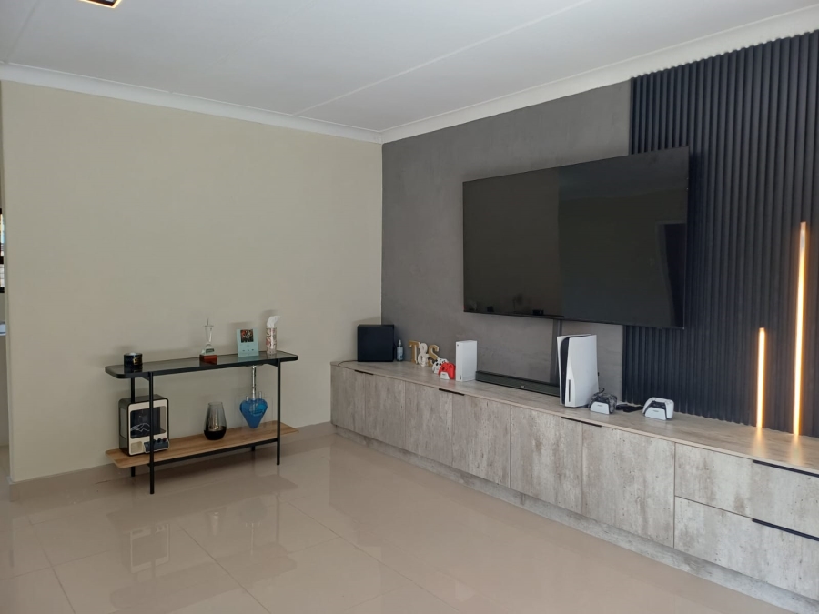 3 Bedroom Property for Sale in Buurendal Gauteng