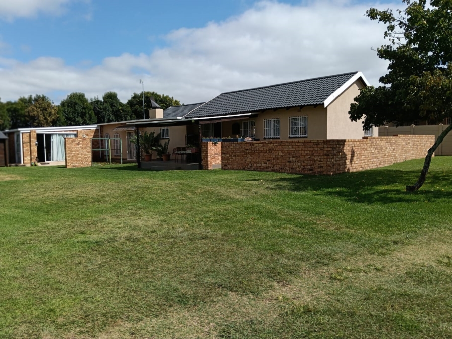 5 Bedroom Property for Sale in Tenacre A H Gauteng