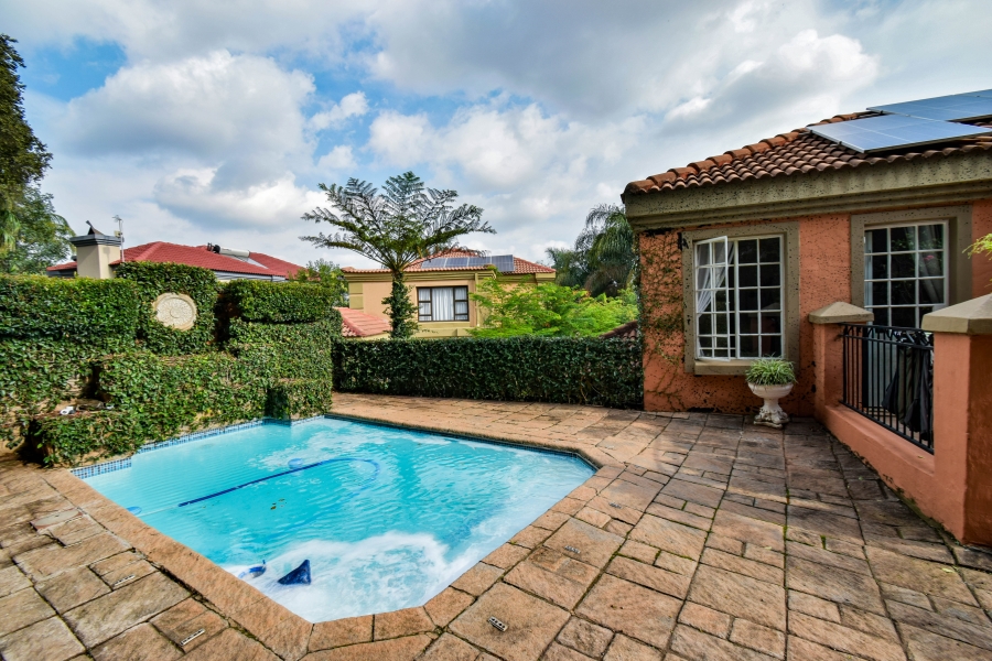 5 Bedroom Property for Sale in Faerie Glen Gauteng