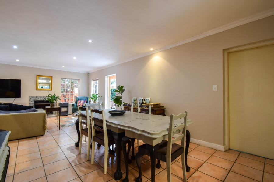 5 Bedroom Property for Sale in Faerie Glen Gauteng
