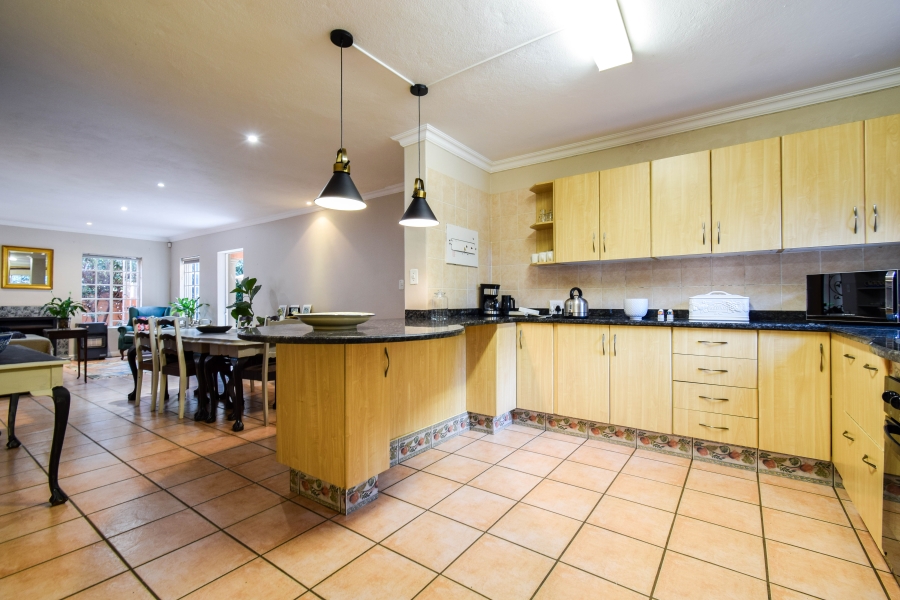 5 Bedroom Property for Sale in Faerie Glen Gauteng