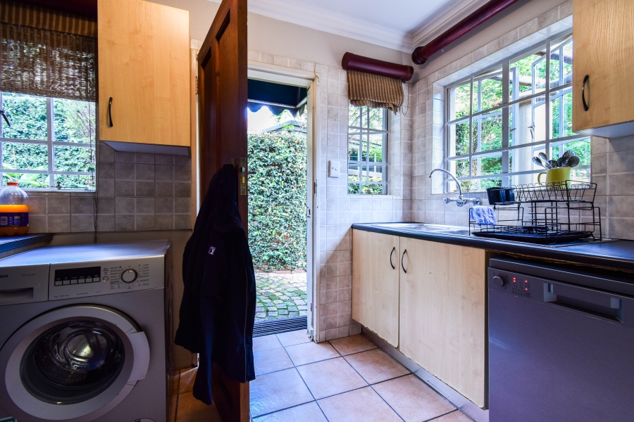 5 Bedroom Property for Sale in Faerie Glen Gauteng