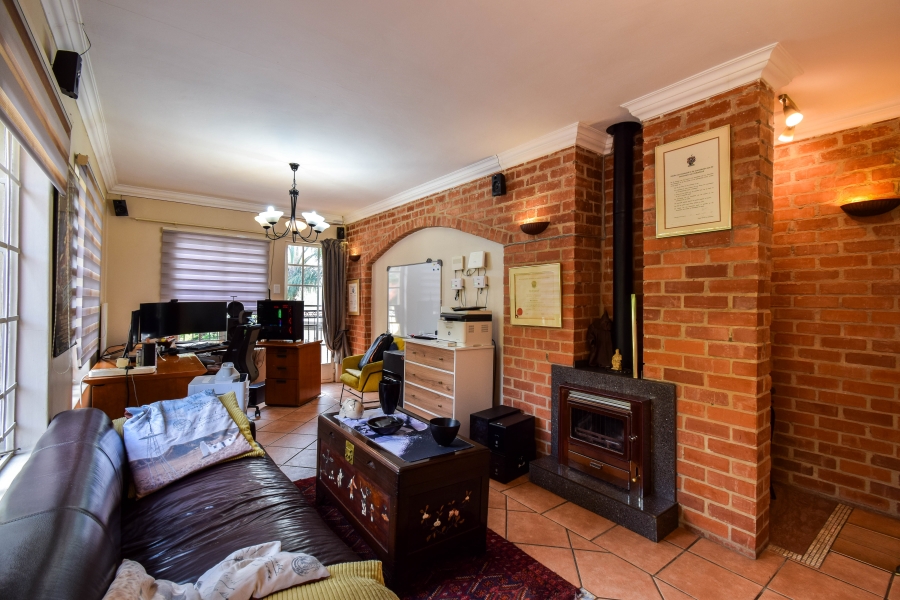 5 Bedroom Property for Sale in Faerie Glen Gauteng