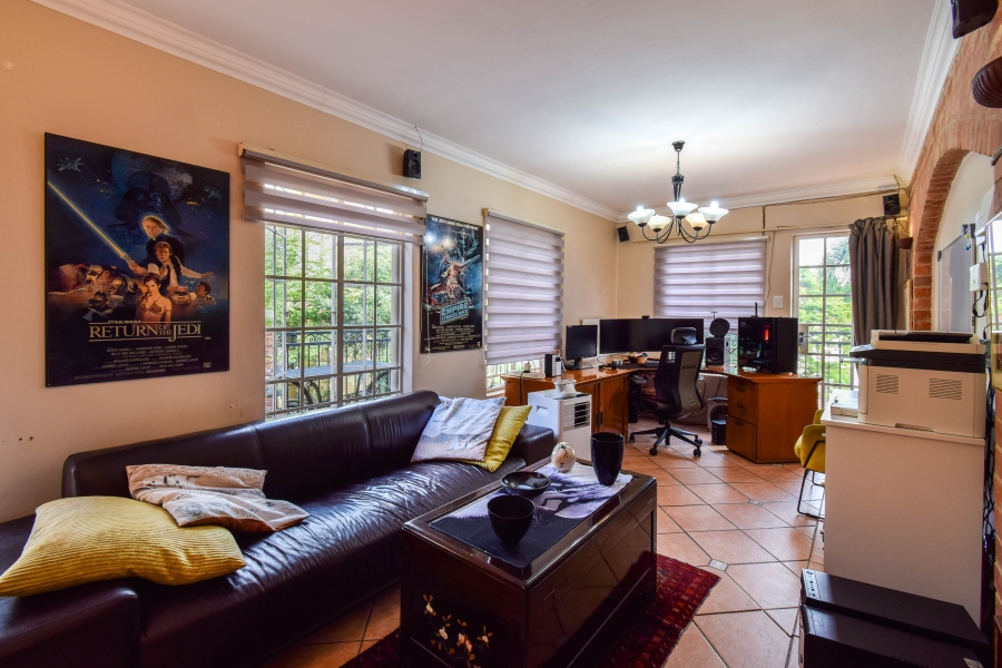 5 Bedroom Property for Sale in Faerie Glen Gauteng