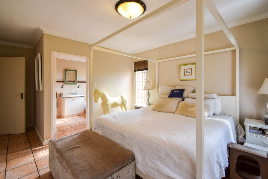 5 Bedroom Property for Sale in Faerie Glen Gauteng