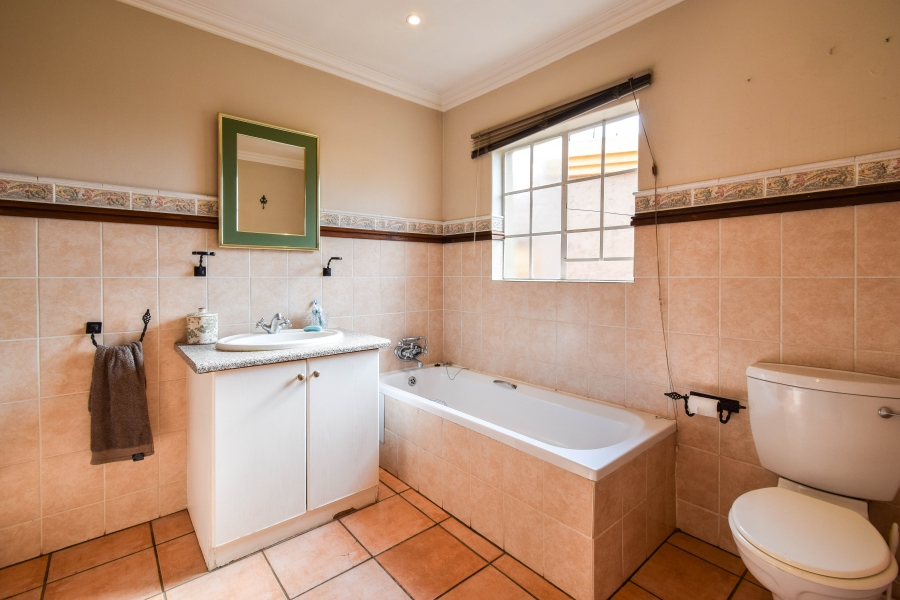 5 Bedroom Property for Sale in Faerie Glen Gauteng