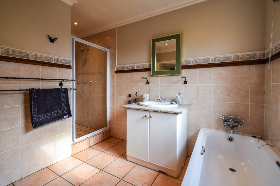 5 Bedroom Property for Sale in Faerie Glen Gauteng