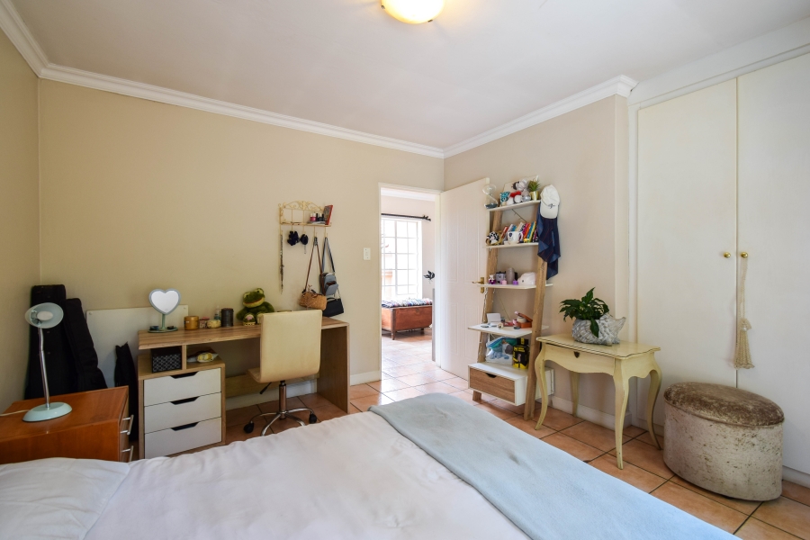 5 Bedroom Property for Sale in Faerie Glen Gauteng