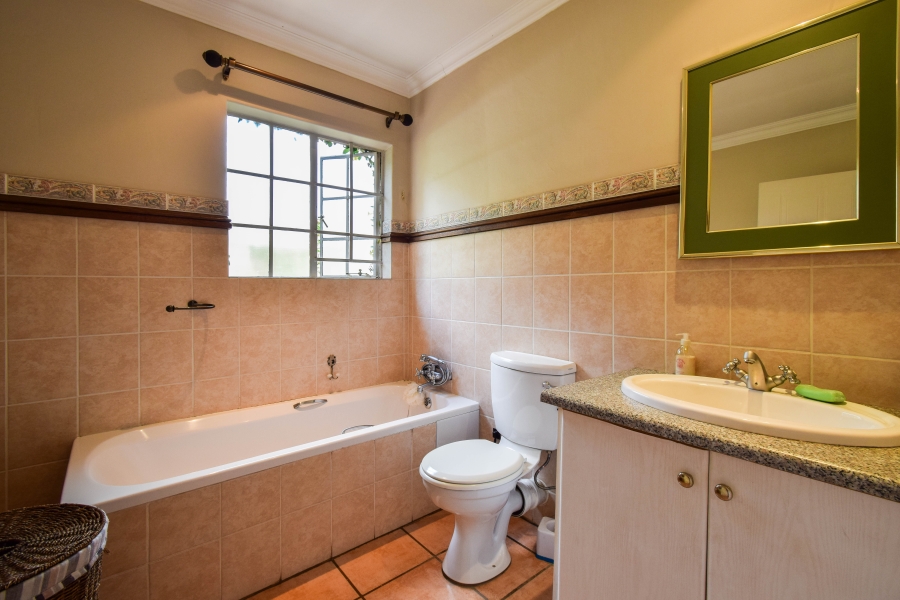 5 Bedroom Property for Sale in Faerie Glen Gauteng