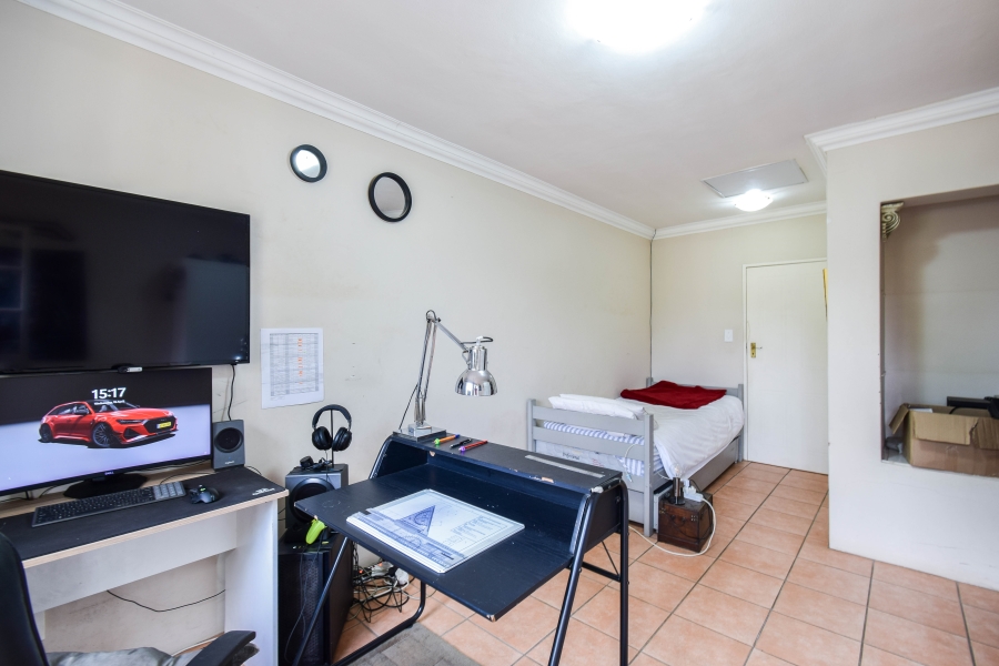 5 Bedroom Property for Sale in Faerie Glen Gauteng