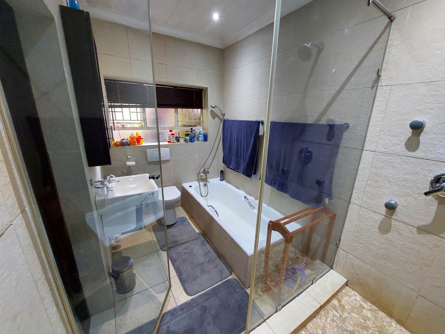 5 Bedroom Property for Sale in Lukasrand Gauteng