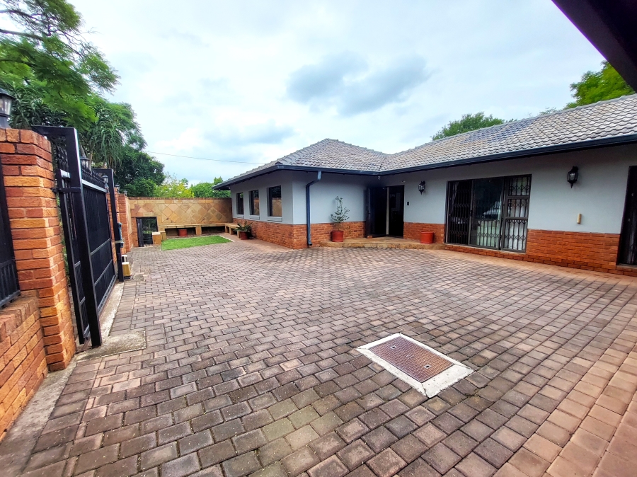 5 Bedroom Property for Sale in Lukasrand Gauteng