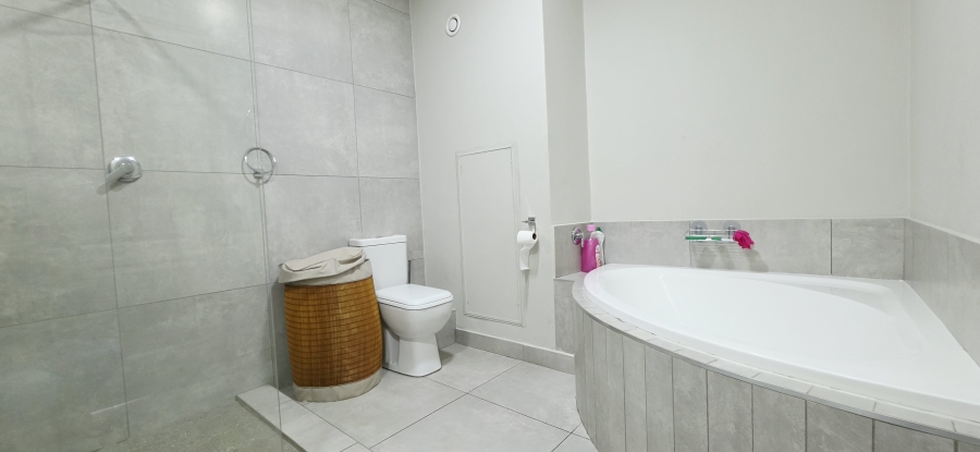 2 Bedroom Property for Sale in Die Hoewes Gauteng