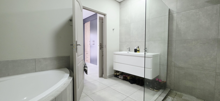 2 Bedroom Property for Sale in Die Hoewes Gauteng