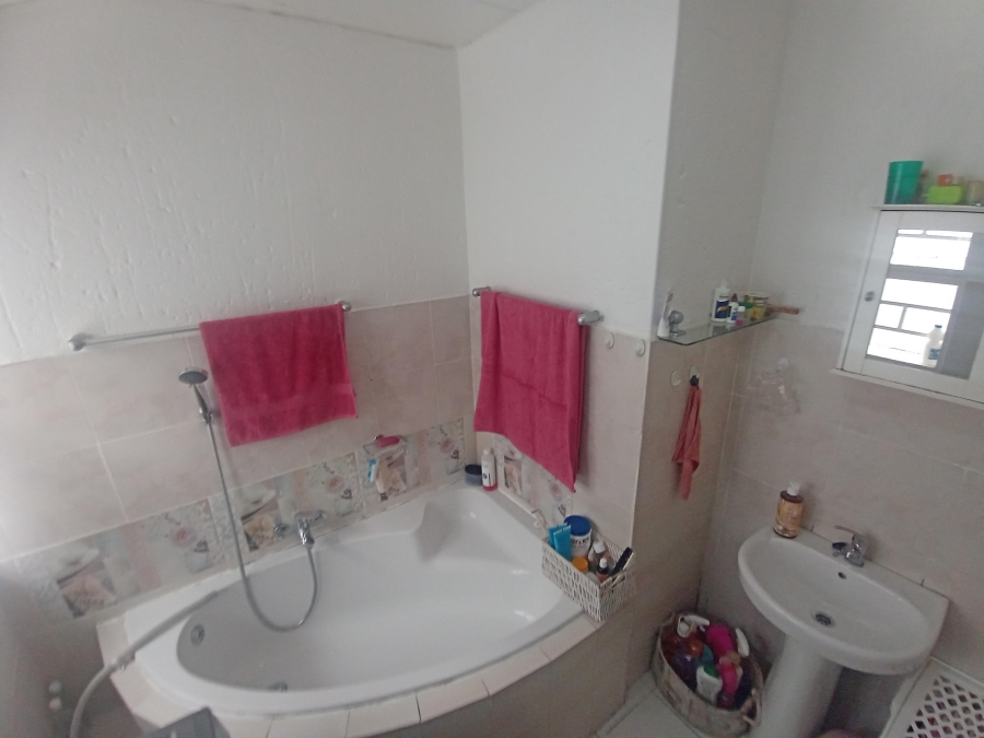 3 Bedroom Property for Sale in Oakdene Gauteng