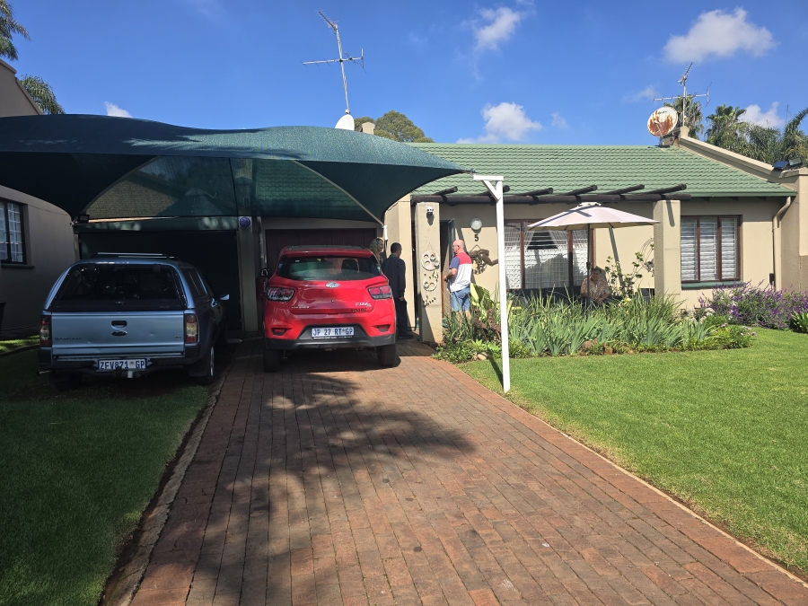2 Bedroom Property for Sale in Noordheuwel Gauteng