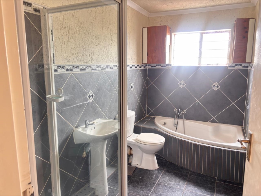To Let 2 Bedroom Property for Rent in Townsview Gauteng
