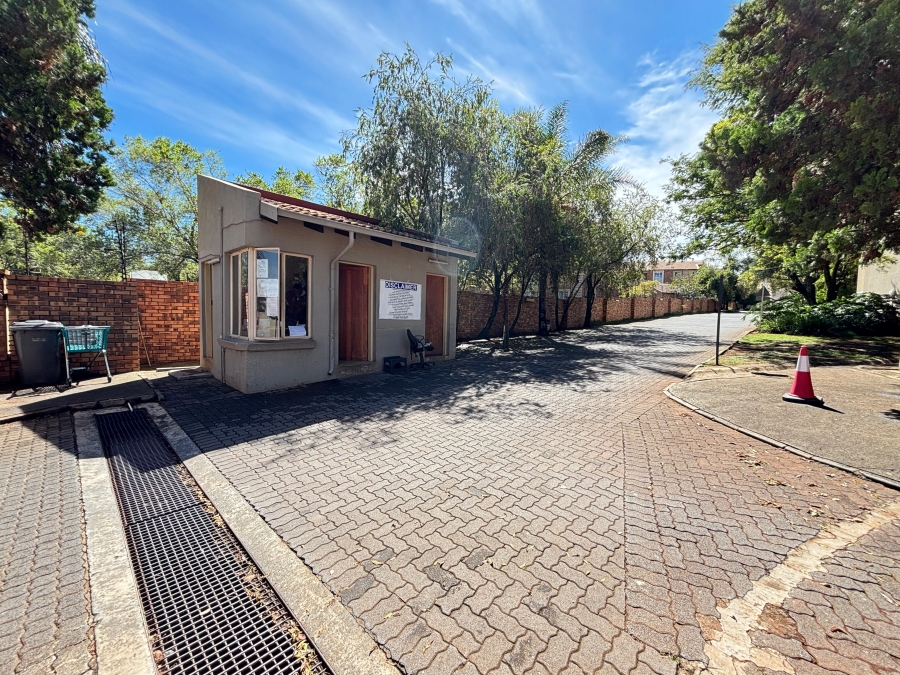 3 Bedroom Property for Sale in Die Hoewes Gauteng