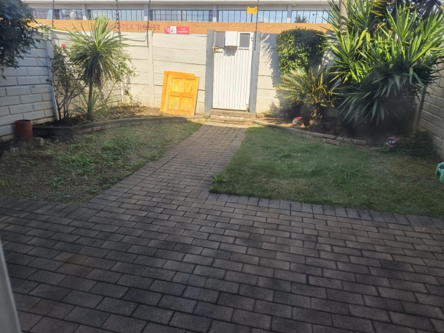 2 Bedroom Property for Sale in Edenvale Central Gauteng