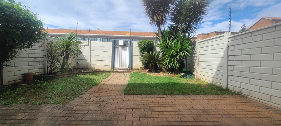 2 Bedroom Property for Sale in Edenvale Central Gauteng