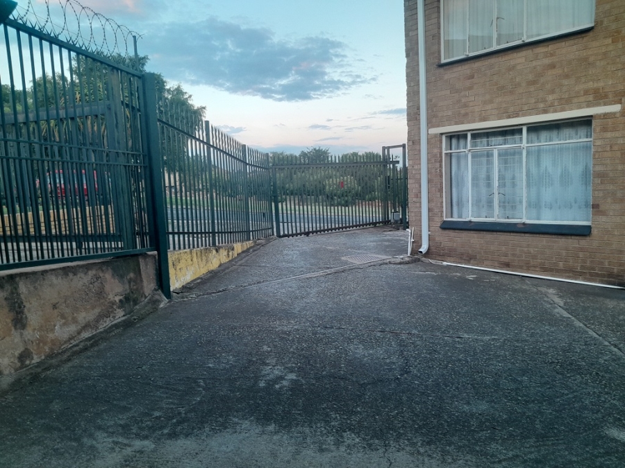 To Let 1 Bedroom Property for Rent in South Crest Gauteng
