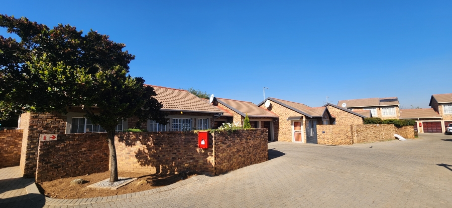 To Let 2 Bedroom Property for Rent in Greenstone Hill Gauteng